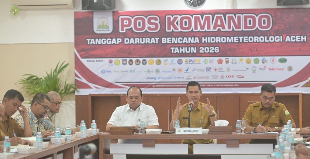 Sekda Aceh, M. Nasir, S.IP, MPA, didampingi Kepala Dinas Lingkungan Hidup dan Kehutanan (DLHK) Aceh, Dr. Ir. A. Hanan, SP, MM, beserta para Kepala SKPA/Biro dan Lintas Sektor terkait, saat menggelar Rapat Koordinasi Pemanfaatan Kayu Hanyutan Dampak Bencana Banjir sebagai Upaya Rehabilitasi dan Rekonstruksi Pemulihan Bencana, di Posko Tanggap Darurat Bencana Hidrometeorologi Aceh, Setda Aceh, Banda Aceh, Senin (26/1/2026).