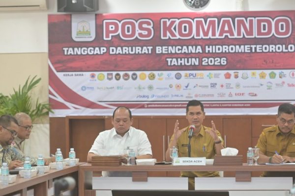Sekda Aceh, M. Nasir, S.IP, MPA, didampingi Kepala Dinas Lingkungan Hidup dan Kehutanan (DLHK) Aceh, Dr. Ir. A. Hanan, SP, MM, beserta para Kepala SKPA/Biro dan Lintas Sektor terkait, saat menggelar Rapat Koordinasi Pemanfaatan Kayu Hanyutan Dampak Bencana Banjir sebagai Upaya Rehabilitasi dan Rekonstruksi Pemulihan Bencana, di Posko Tanggap Darurat Bencana Hidrometeorologi Aceh, Setda Aceh, Banda Aceh, Senin (26/1/2026).