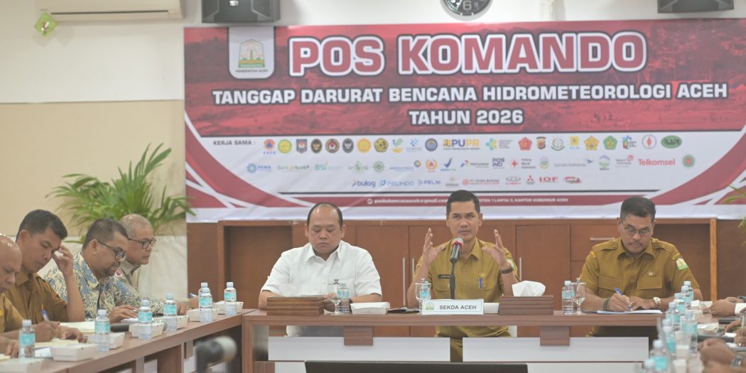 Sekda Aceh, M. Nasir, S.IP, MPA, didampingi Kepala Dinas Lingkungan Hidup dan Kehutanan (DLHK) Aceh, Dr. Ir. A. Hanan, SP, MM, beserta para Kepala SKPA/Biro dan Lintas Sektor terkait, saat menggelar Rapat Koordinasi Pemanfaatan Kayu Hanyutan Dampak Bencana Banjir sebagai Upaya Rehabilitasi dan Rekonstruksi Pemulihan Bencana, di Posko Tanggap Darurat Bencana Hidrometeorologi Aceh, Setda Aceh, Banda Aceh, Senin (26/1/2026).